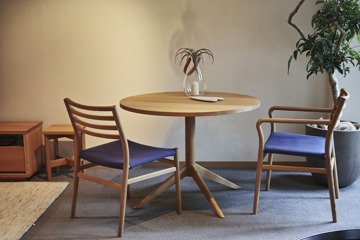 YU UT4 DINING TABLE